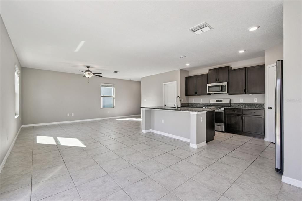 На продажу: $339,900 (4 спален, 2 ванн, 1914 Квадратных фут)