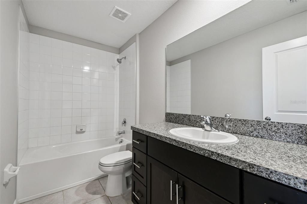 На продажу: $339,900 (4 спален, 2 ванн, 1914 Квадратных фут)