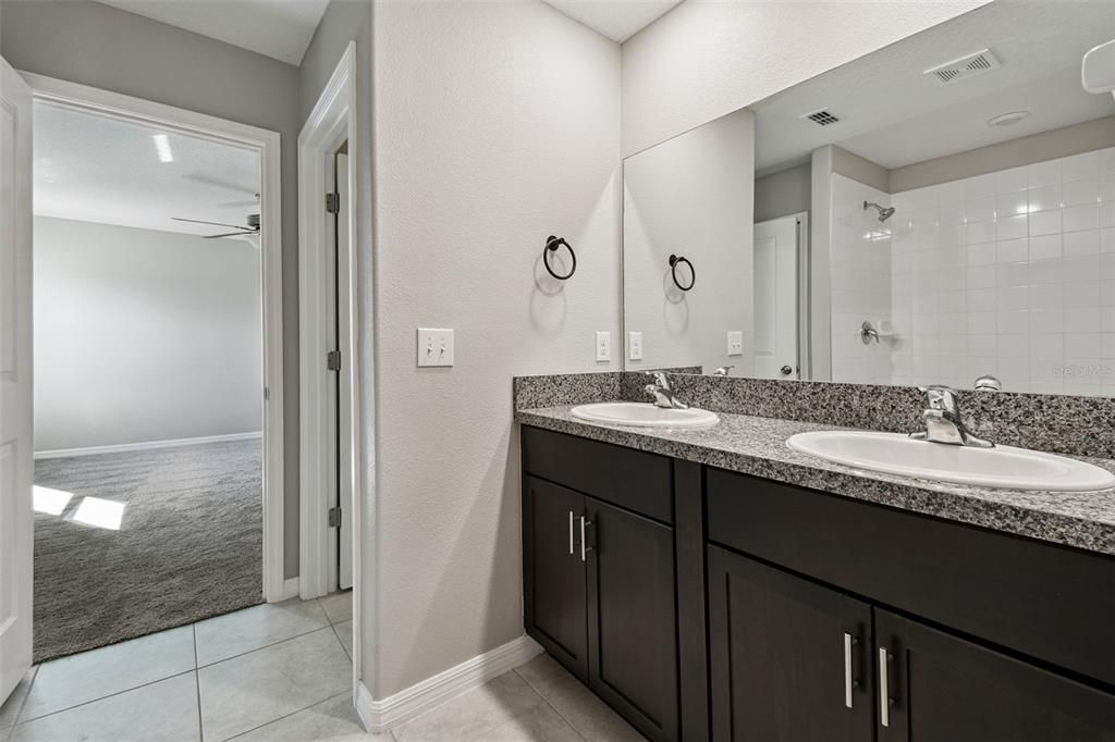 На продажу: $339,900 (4 спален, 2 ванн, 1914 Квадратных фут)