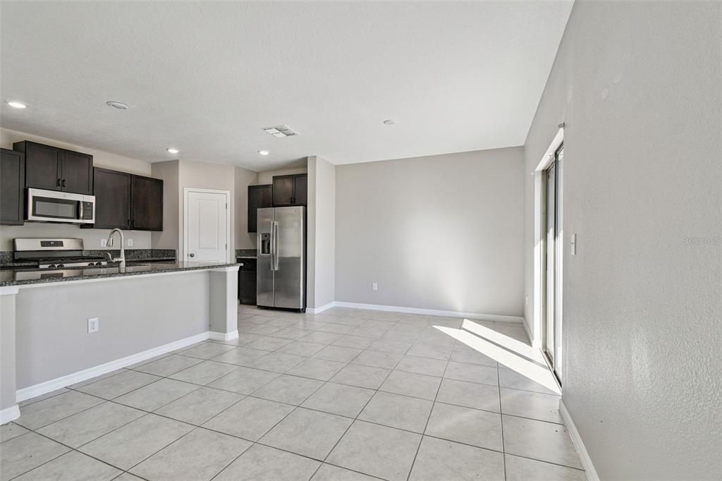 На продажу: $339,900 (4 спален, 2 ванн, 1914 Квадратных фут)