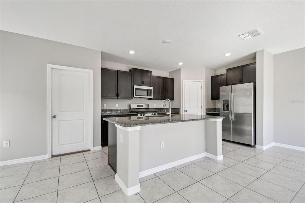 На продажу: $339,900 (4 спален, 2 ванн, 1914 Квадратных фут)