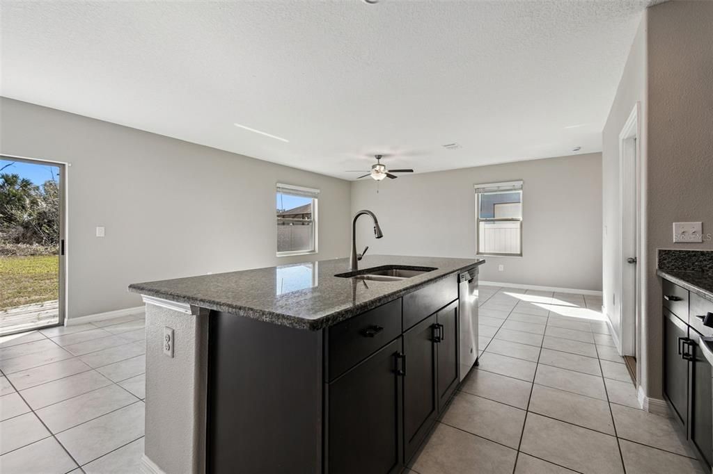 На продажу: $339,900 (4 спален, 2 ванн, 1914 Квадратных фут)