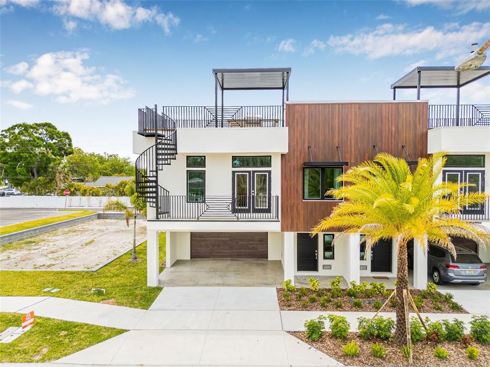 Recently Sold: $809,000 (3 beds, 3 baths, 1976 Square Feet)