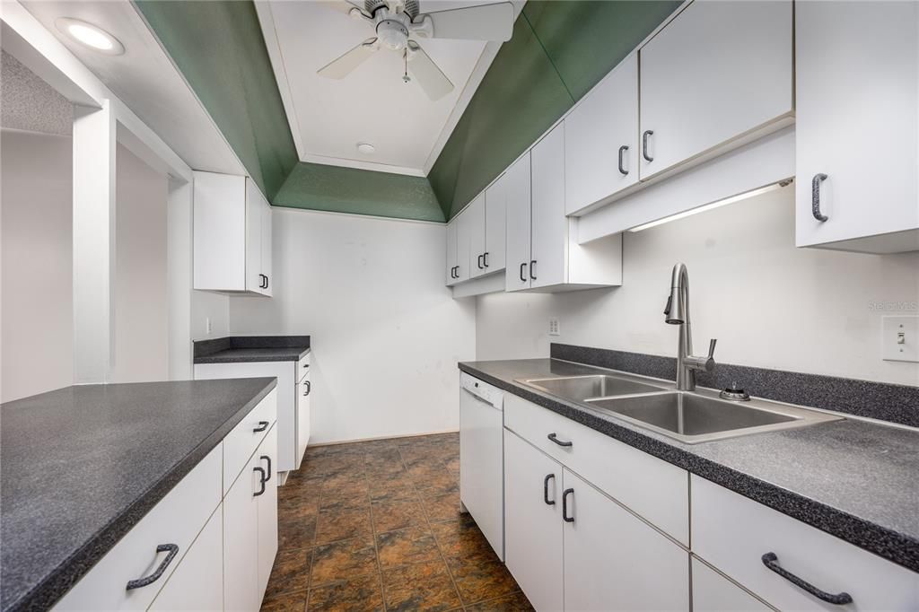 待售: $200,000 (3 贝兹, 2 浴室, 1558 平方英尺)