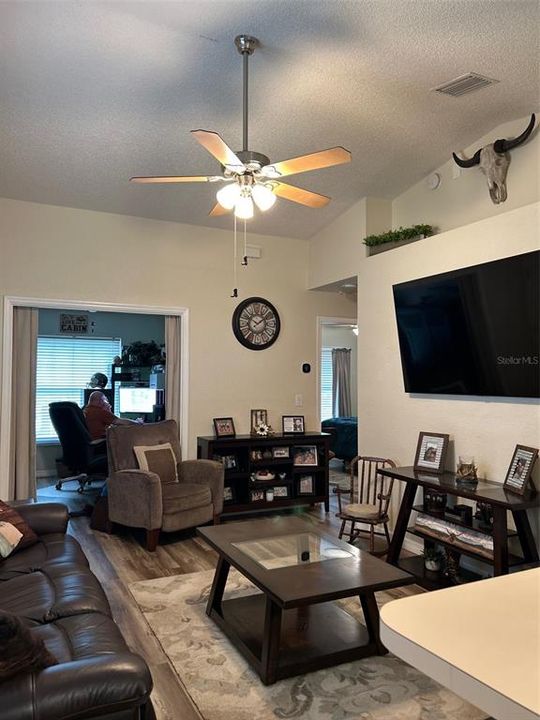 待售: $239,000 (3 贝兹, 2 浴室, 980 平方英尺)