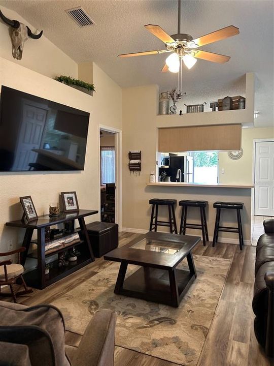 待售: $239,000 (3 贝兹, 2 浴室, 980 平方英尺)