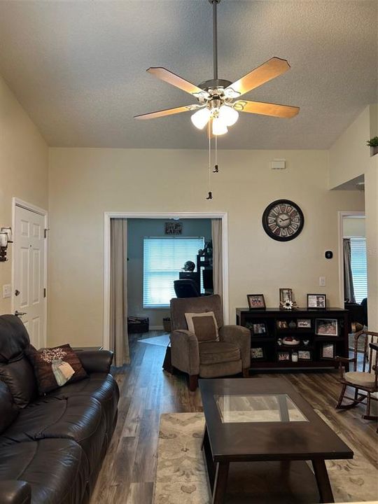 待售: $239,000 (3 贝兹, 2 浴室, 980 平方英尺)