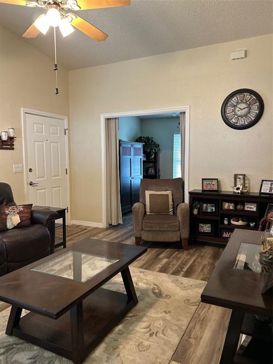 待售: $239,000 (3 贝兹, 2 浴室, 980 平方英尺)