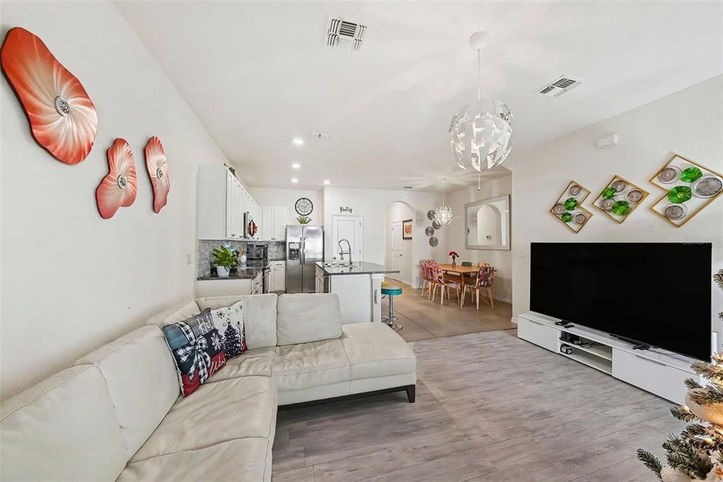 For Sale: $295,000 (3 beds, 2 baths, 1707 Square Feet)