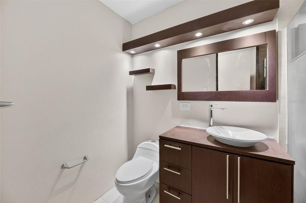 На продажу: $200,000 (2 спален, 1 ванн, 897.68 Квадратных фут)