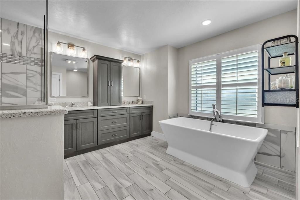 待售: $1,000,000 (3 贝兹, 2 浴室, 2439 平方英尺)