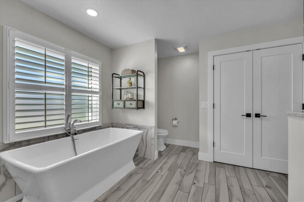 待售: $1,000,000 (3 贝兹, 2 浴室, 2439 平方英尺)