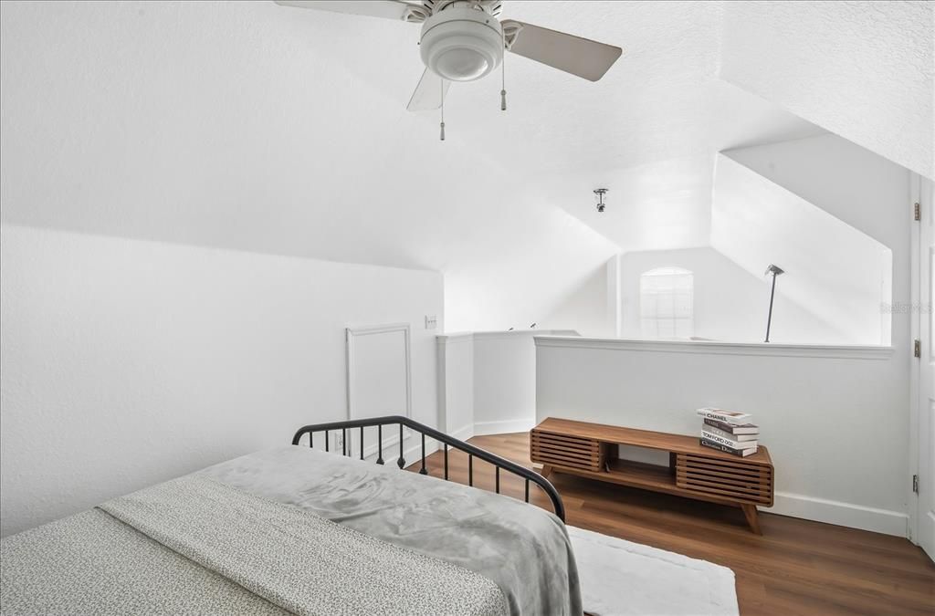 待售: $240,000 (2 贝兹, 1 浴室, 1132 平方英尺)