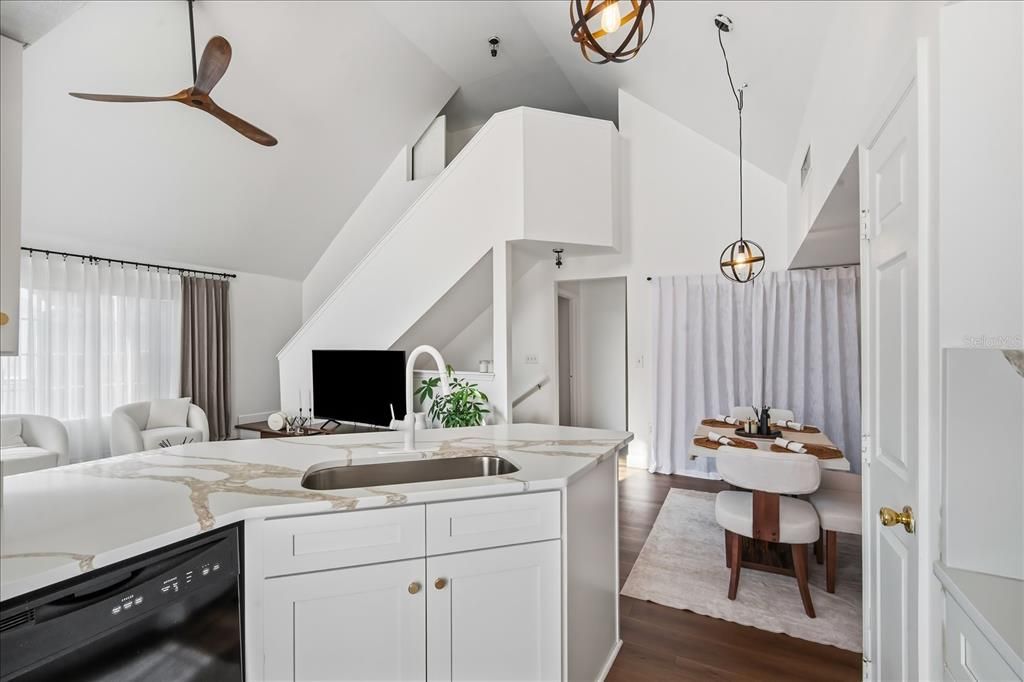 待售: $240,000 (2 贝兹, 1 浴室, 1132 平方英尺)