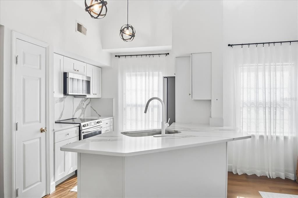 待售: $240,000 (2 贝兹, 1 浴室, 1132 平方英尺)