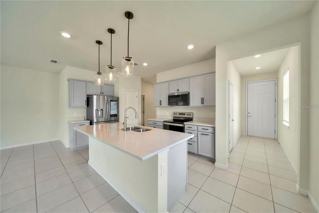 На продажу: $370,000 (4 спален, 2 ванн, 1580 Квадратных фут)