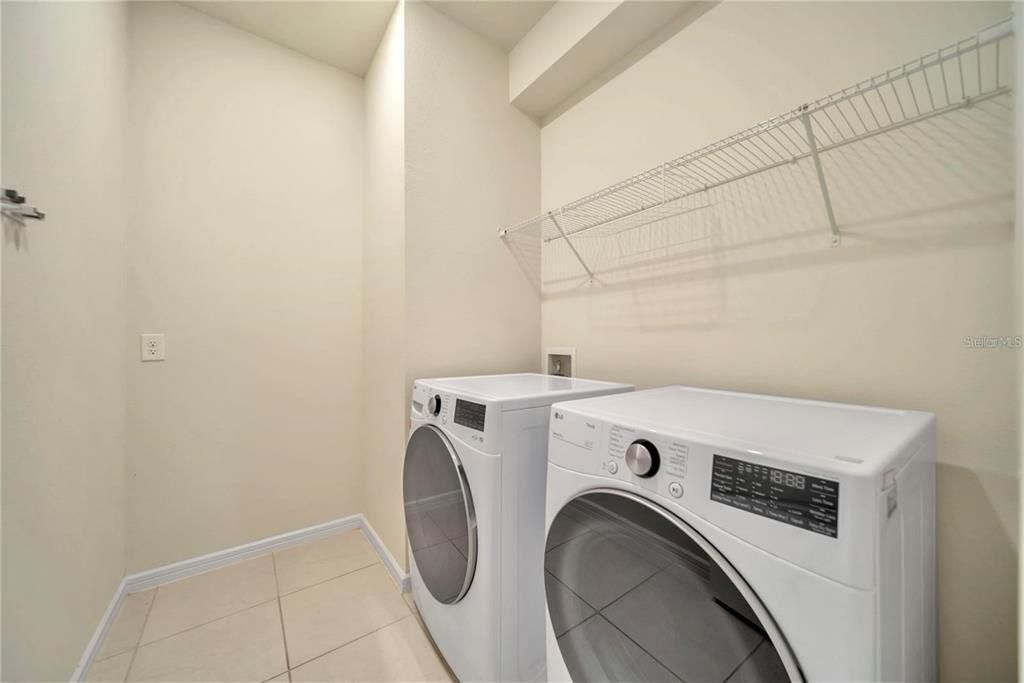 На продажу: $370,000 (4 спален, 2 ванн, 1580 Квадратных фут)