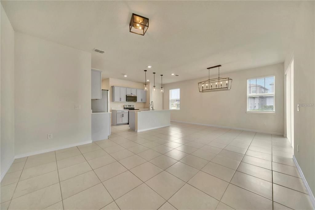 На продажу: $370,000 (4 спален, 2 ванн, 1580 Квадратных фут)