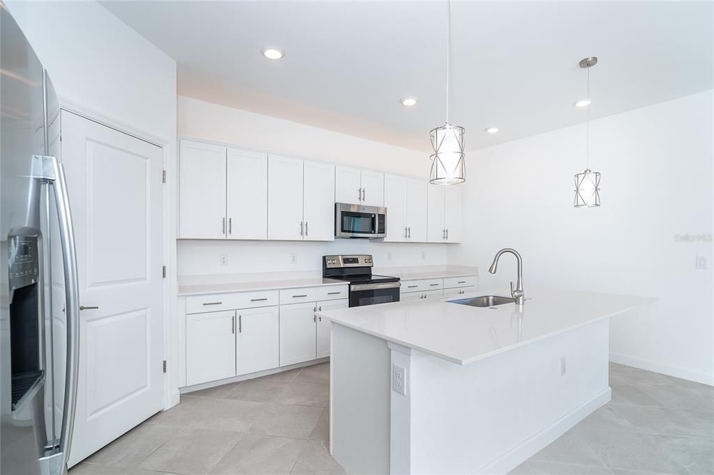 En Venta: $350,000 (4 camas, 3 baños, 1985 Pies cuadrados)