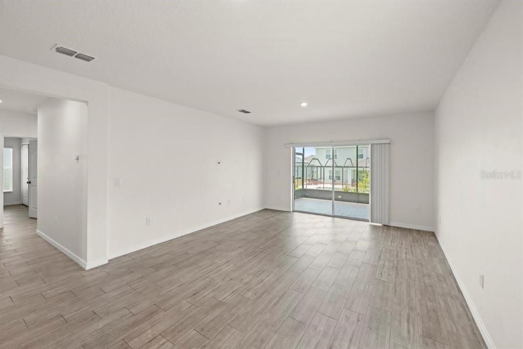 For Rent: $2,400 (4 beds, 2 baths, 1976 Square Feet)