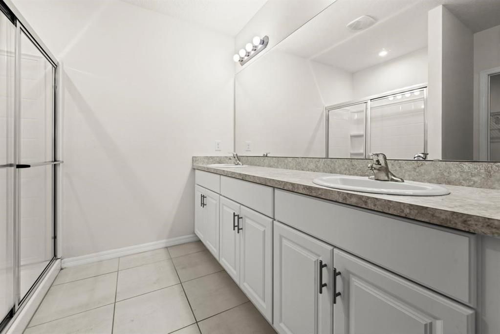 For Rent: $2,400 (4 beds, 2 baths, 1976 Square Feet)