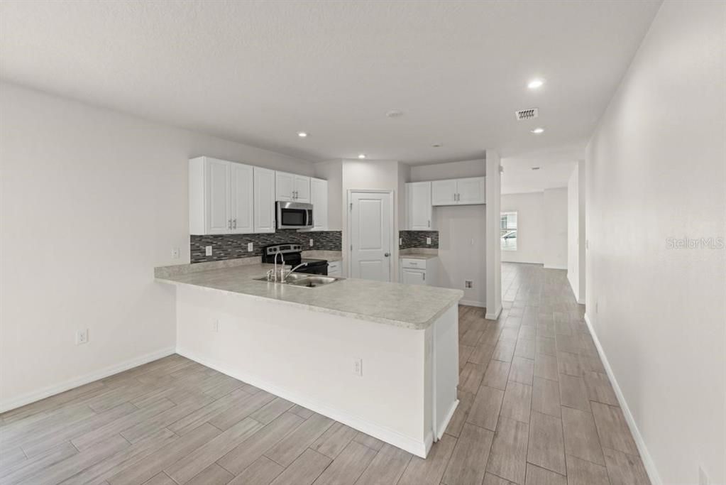 For Rent: $2,400 (4 beds, 2 baths, 1976 Square Feet)