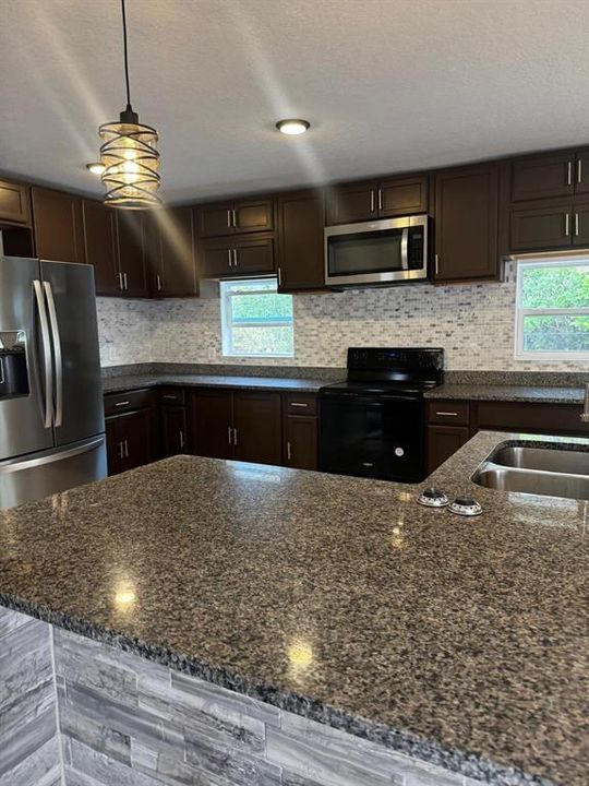 待售: $195,000 (3 贝兹, 2 浴室, 1820 平方英尺)