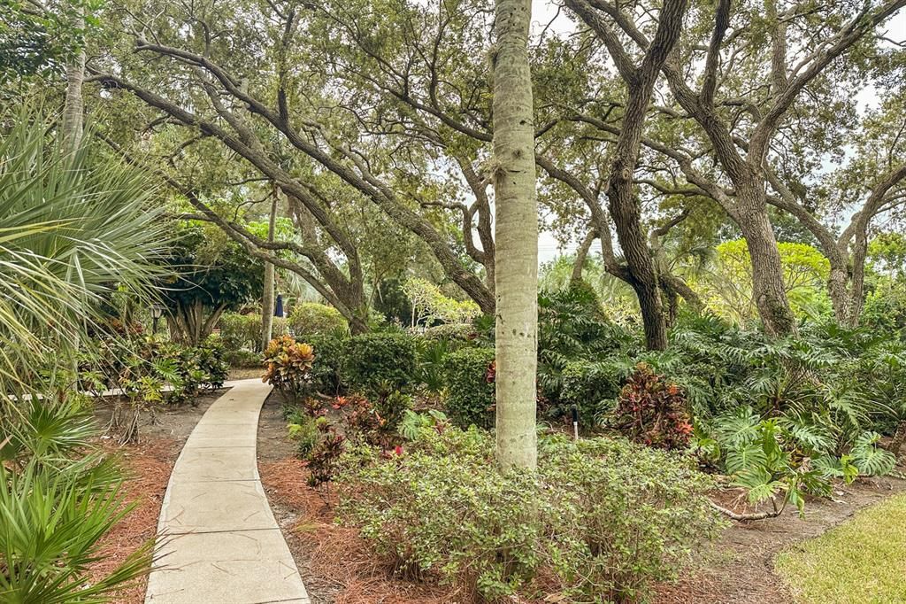 For Sale: $200,000 (2 beds, 2 baths, 940 Square Feet)