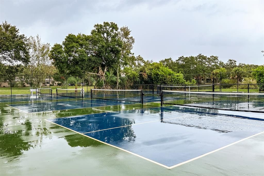 For Sale: $200,000 (2 beds, 2 baths, 940 Square Feet)