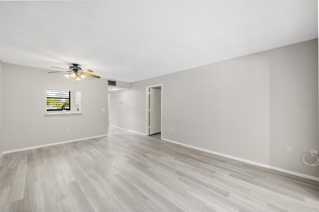 For Sale: $200,000 (2 beds, 2 baths, 940 Square Feet)