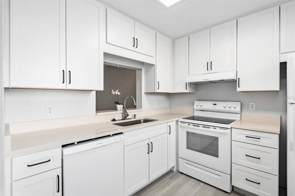 For Sale: $200,000 (2 beds, 2 baths, 940 Square Feet)