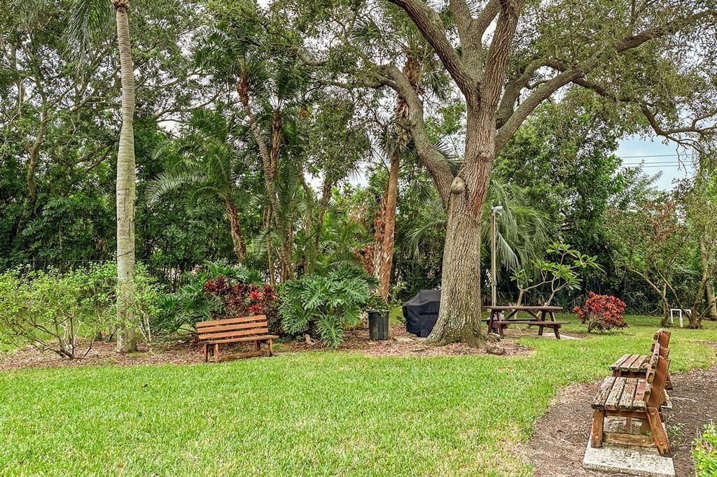 For Sale: $200,000 (2 beds, 2 baths, 940 Square Feet)