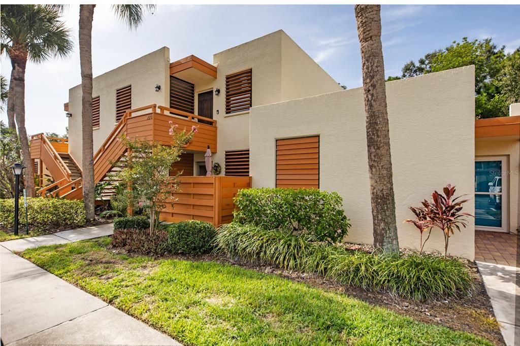 For Sale: $200,000 (2 beds, 2 baths, 940 Square Feet)