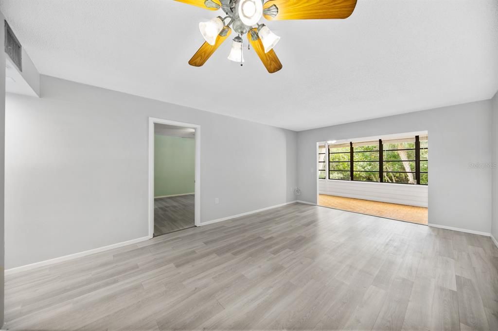 For Sale: $200,000 (2 beds, 2 baths, 940 Square Feet)