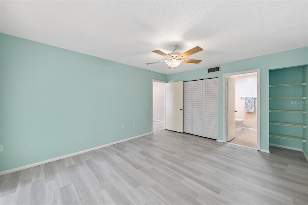 For Sale: $200,000 (2 beds, 2 baths, 940 Square Feet)