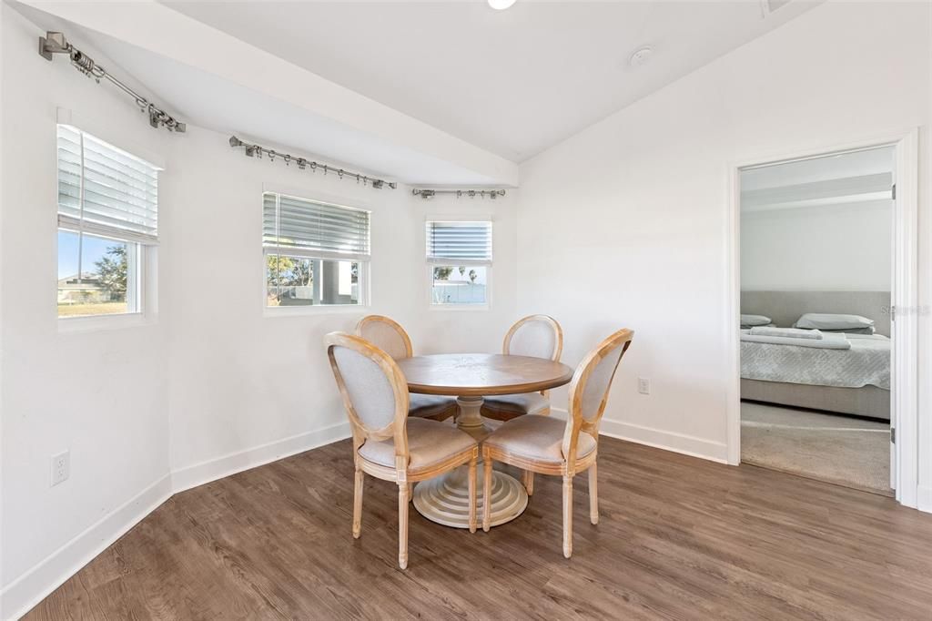 На продажу: $332,000 (3 спален, 2 ванн, 1834 Квадратных фут)