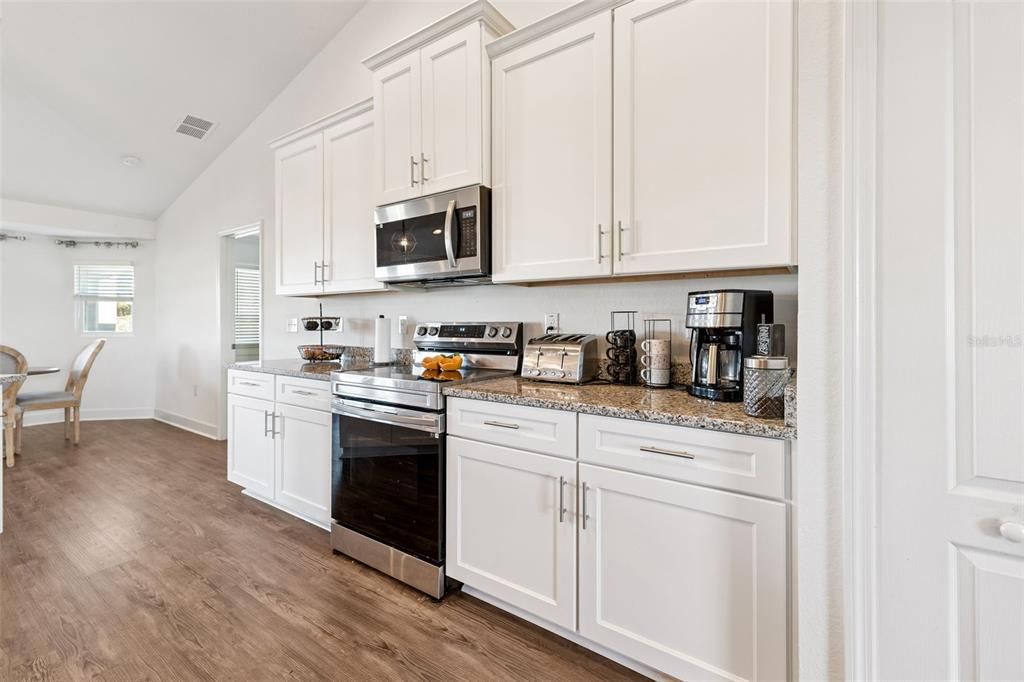 На продажу: $332,000 (3 спален, 2 ванн, 1834 Квадратных фут)