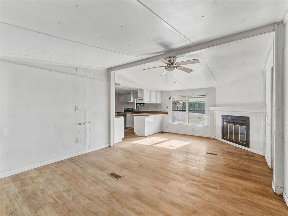 待售: $250,000 (4 贝兹, 2 浴室, 1248 平方英尺)