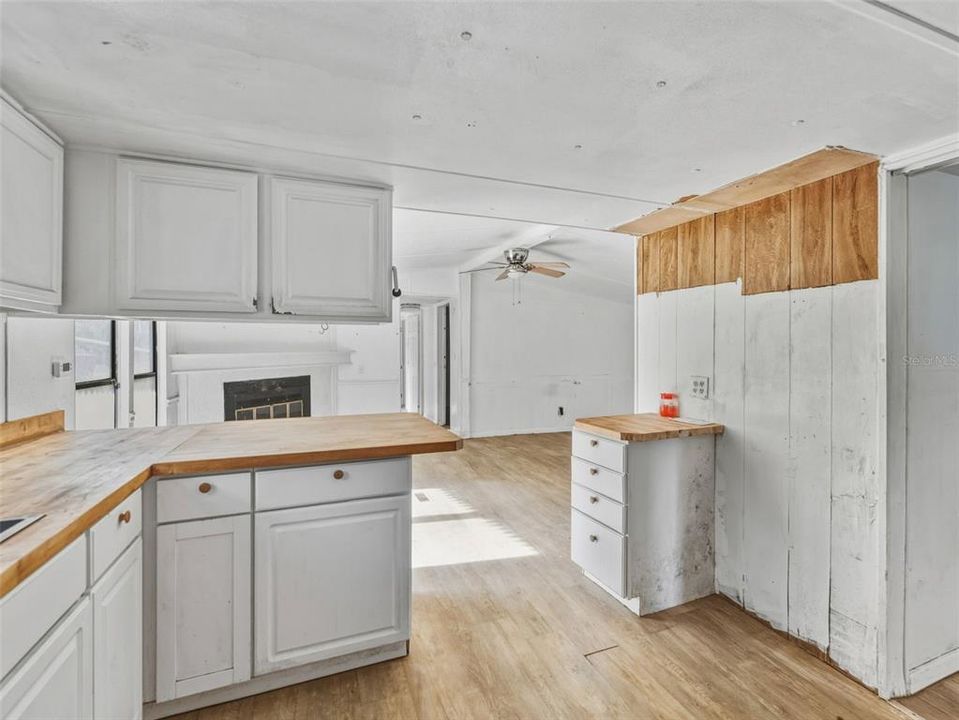 待售: $250,000 (4 贝兹, 2 浴室, 1248 平方英尺)