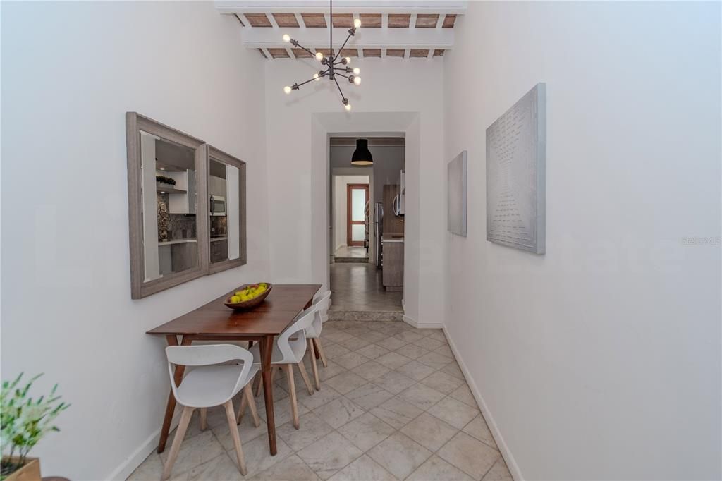 En Venta: $855,000 (2 camas, 2 baños, 2000 Pies cuadrados)