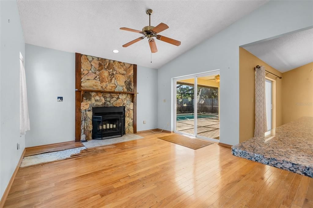 For Sale: $415,000 (3 beds, 2 baths, 1789 Square Feet)