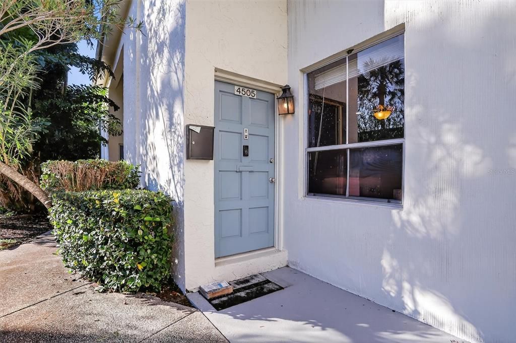 出租: $2,200 (2 贝兹, 1 浴室, 1044 平方英尺)