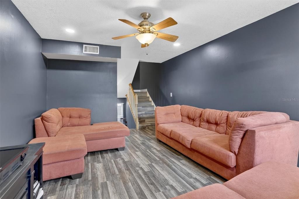 出租: $2,200 (2 贝兹, 1 浴室, 1044 平方英尺)