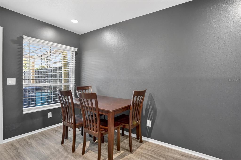 出租: $2,200 (2 贝兹, 1 浴室, 1044 平方英尺)