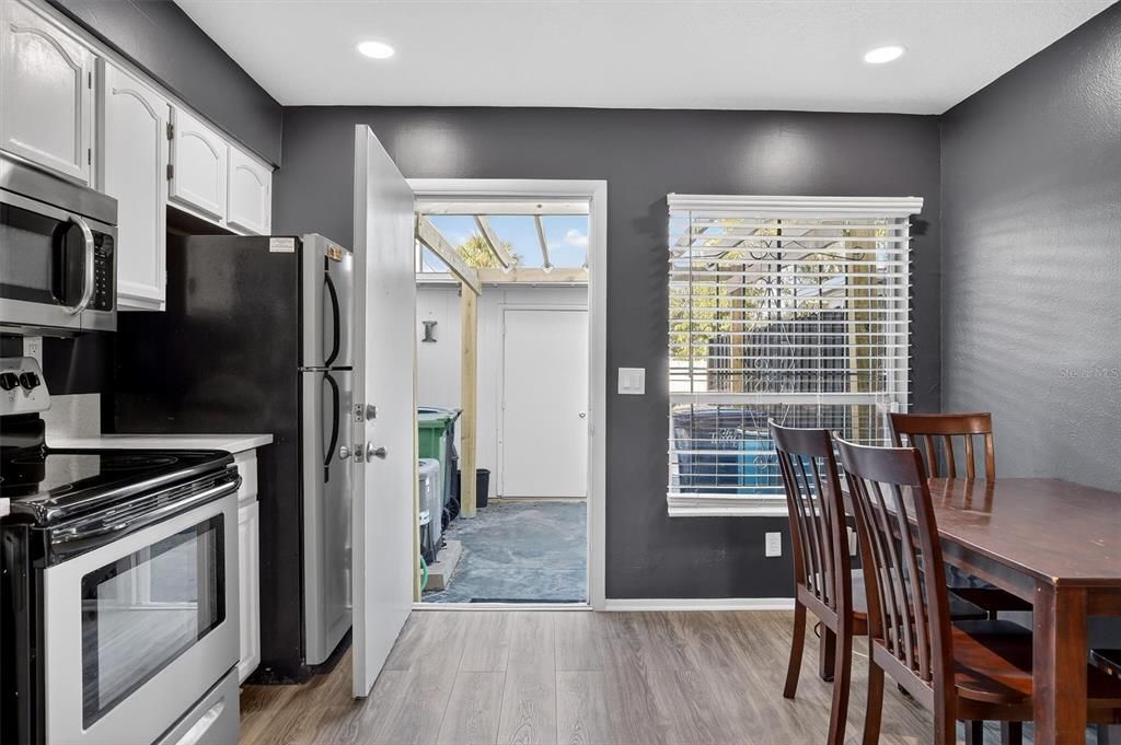 出租: $2,200 (2 贝兹, 1 浴室, 1044 平方英尺)