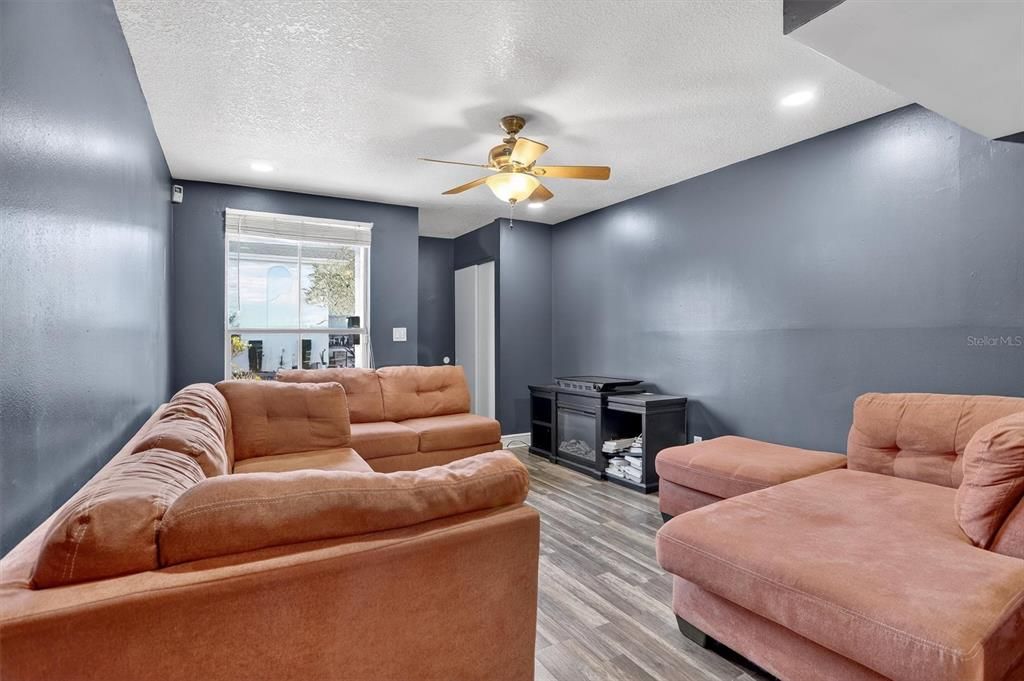 出租: $2,200 (2 贝兹, 1 浴室, 1044 平方英尺)