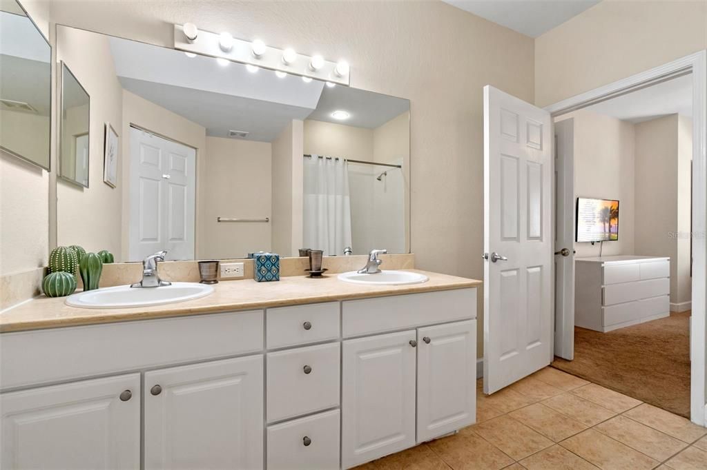 На продажу: $288,999 (3 спален, 2 ванн, 1300 Квадратных фут)