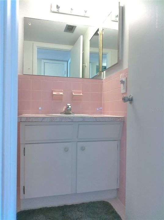 待售: $93,000 (1 贝兹, 1 浴室, 825 平方英尺)