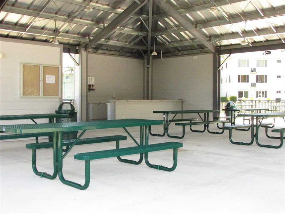 待售: $93,000 (1 贝兹, 1 浴室, 825 平方英尺)