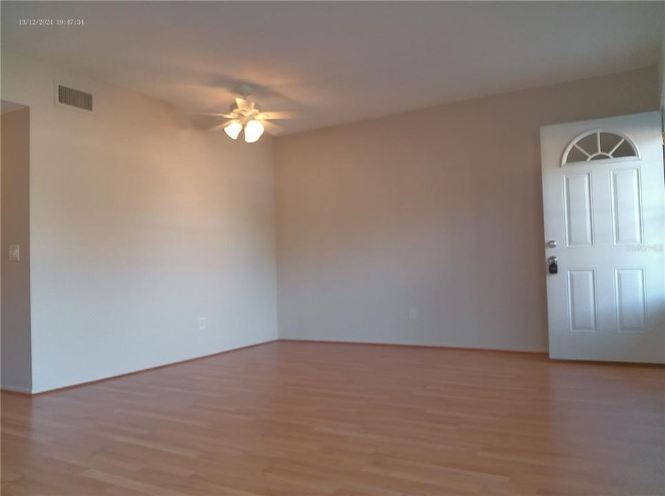 待售: $93,000 (1 贝兹, 1 浴室, 825 平方英尺)